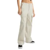 Pantalón cargo color beige, de corte ancho y tiro alto, con bolsillos laterales y traseros.