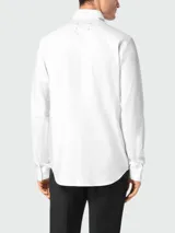 Camisa blanca de corte clásico con botones metálicos con forma de calavera y logo bordado en el pecho.