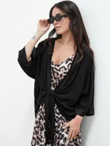 Kimono negro con borde satinado y mangas 3/4. Se puede usar abierto o cerrado atado al frente.