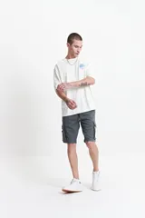 Bermuda cargo negra de corte recto, con bolsillos laterales y traseros con solapa. Cintura elastizada con cordón ajustable.