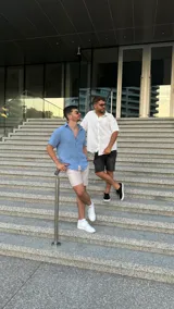 Camisa celeste de manga corta con cuello clásico y cierre frontal con botones.