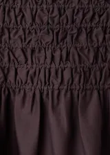 Falda midi color marrón oscuro con cintura elástica fruncida y silueta evasé.