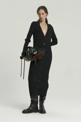 Vestido midi de tejido morley, color negro, de corte ajustado con escote en V, cuello con solapas y cartera central de botones.