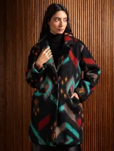 Chaquetón largo de lana con diseño tribal estilo southwestern, con solapas clásicas y cierre frontal de botones.