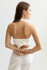 Top color naranja de lino con escote halter cruzado.