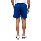 Bermuda deportiva Umbro de color azul, confeccionada en tejido de punto, con cintura elástica ajustable mediante cordón, bolsillos laterales y logo de la marca bordado en el bajo de la pierna izquierda.