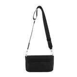 Cartera tipo bandolera de cuero sintético negro con textura granulada. Presenta el logo de la marca grabado en el frente y correa ajustable con inscripciones.