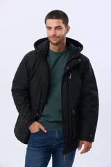 Campera de abrigo color azul marino, con capucha desmontable, cierre frontal con solapa, bolsillos frontales con solapa y detalle de etiqueta de cuero sintético. Cuenta con interior forrado en corderito en la parte superior para mayor calidez.