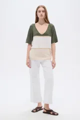 Remera de punto de manga corta con escote en V y diseño de franjas horizontales en tonos verde militar, blanco y beige, con sutil hilo de lurex.