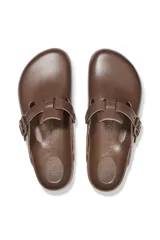 Zueco Birkenstock Boston Eva color marrón chocolate, fabricado en goma Eva, con plantilla anatómica y hebilla ajustable.