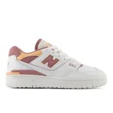 Championes urbanos New Balance modelo 550, color blanco con detalles en rosa y amarillo, confeccionados en cuero, con logo "N" característico en los laterales y suela de goma.