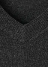 Jersey Milo de punto fino con cuello en V y manga larga, de diseño recto.