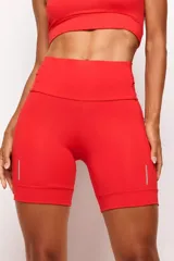 Short tipo biker de tiro alto, diseñado para running y entrenamiento. Confeccionado en tejido técnico de alta performance con bolsillos laterales funcionales y bolsillo interno en la cintura. Presenta detalles reflectivos y costuras estratégicas para mayor libertad de movimiento.