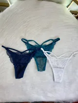 Tanga de encaje color turquesa, azul marino y blanco.