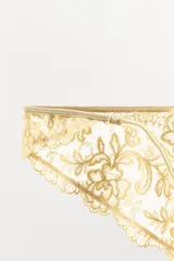 Braguita de tiro medio con diseño de encaje y bordados florales a tono, con terminaciones en ondas.