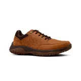 Zapato casual Hi-Tec modelo Adiran, confeccionado en cuero color marrón, con cordones y suela de goma con relieve para mayor tracción.