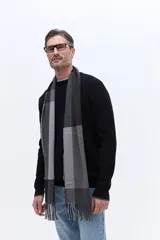 Sweater de tejido de punto con trama marcada, cuello redondo y mangas largas. Presenta un diseño clásico de corte recto con terminaciones acanaladas en puños y ruedo.