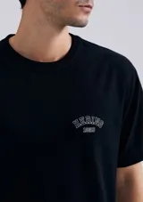 Camiseta negra de manga corta con estampa pequeña en el pecho.