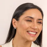 Aros de plata 925 con un topacio azul circular y una piedra ónix paraiba rectangular.