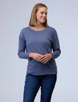 Remera negra de modal, marca French Laundry, con escote redondo y mangas largas.