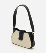 Cartera baguette pequeña Satinato, confeccionada en poliéster con textura y detalles en poliuretano negro y costuras blancas contrastantes. Presenta solapa con cierre de encastre y asa larga para el hombro.
