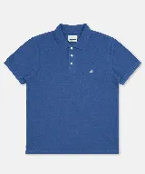 Remera polo verde militar de algodón pima, con cuello y puños acanalados, cierre frontal de tres botones y pequeño bordado de ave en el pecho.