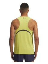Musculosa deportiva Under Armour de la línea Halo, color amarillo lima. Presenta un diseño sin mangas con cuello redondo, perforaciones láser estratégicas en los laterales para mayor ventilación y detalles reflectantes. Confeccionada en tejido elástico Iso-Chill que disipa el calor y absorbe el sudor.
