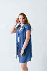 Camisa de playa celeste de jean con mangas cortas y botones.