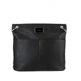 Bandolera negra de cuero sintético con dos bolsillos frontales, cierre metálico y dos correas intercambiables: una de cuero sintético y otra de tela con rayas rosas y negras.