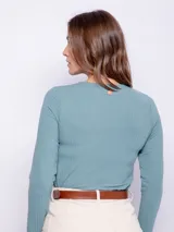 Remera negra de manga larga con escote redondo y aberturas frontales.