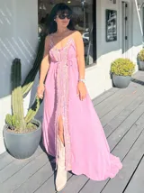 Vestido largo color salmón con escote en V, breteles finos y bordados con lentejuelas en el frente.