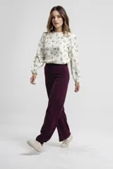 Pantalón de vestir color vino, de corte recto y tiro alto.