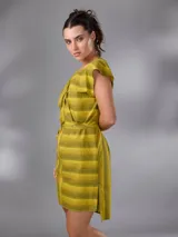 Vestido corto de lino y algodón color amarillo mostaza con diseño a rayas horizontales, escote en V y lazos para anudar en la cintura.