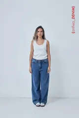 Pantalón de jean azul de corte ancho y tiro alto.
