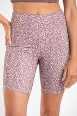 Short tipo biker de tiro alto, confeccionado en tejido técnico elástico de secado rápido, con costuras reforzadas y bolsillos laterales integrados.