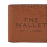 Billetera Marc Jacobs modelo The Billfold, de cuero texturizado color negro, con diseño plegable y el texto 'THE WALLET' impreso en la parte frontal junto con la marca.