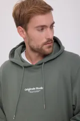 Canguro verde oliva de manga larga con capucha, corte relajado y bolsillo tipo canguro. Estampado con el texto "Originals Studio" en el pecho.
