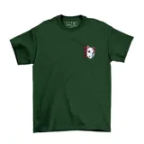 Remera de algodón color verde oscuro con estampado pequeño en el pecho que presenta una máscara de zorro estilo anime y caracteres japoneses.