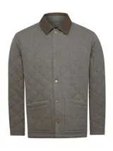 Chaqueta RKF modelo Lewis de corte regular, confeccionada en lana con diseño acolchado de rombos. Presenta cierre frontal con broches metálicos, bolsillos frontales aplicados, cuello camisero de cotelé en tono contrastante y relleno térmico de fibras recicladas.