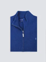 Campera de lana lambswool color azul con cierre frontal y cuello alto.