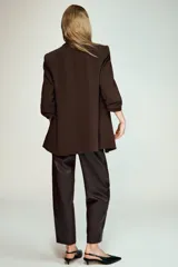 Blazer negro de cuello solapa con hombreras, manga por debajo del codo con drapeado y falsos bolsillos de vivo en el delantero. Cuenta con forro interior a tono y cierre frontal con un botón.