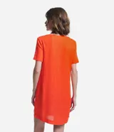 Vestido corto Marfinno de viscolino color naranja, con escote en V, mangas cortas y detalle lateral en los bolsillos.