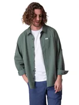 Camisa de manga larga convertible marca Caterpillar, color verde militar, con cuello camisero, cierre frontal de botones, bolsillo en el pecho con etiqueta de logo y dobladillo redondeado.