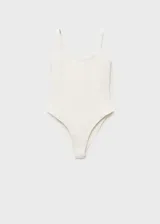 Body blanco de tejido de canalé con tirantes finos y cuello escotado.