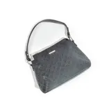 Cartera tipo baguette color negro con estampado de logos y correa corta al hombro.