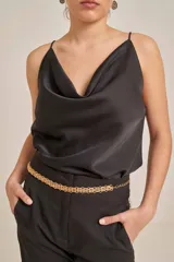 Musculosa de satén negro con escote buche y breteles finos.