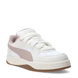 Championes urbanos Puma modelo Park Luna, con diseño de inspiración retro. Presentan una base de cuero sintético blanco con detalles en rosa viejo en el logo lateral y el interior. Cuentan con cordones gruesos y una suela de goma color caramelo.
