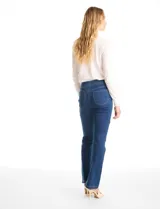 Jegging de tiro medio-alto con cintura elástica, bolsillos delanteros simulados y bolsillos traseros aplicados. Presenta un corte entallado con terminación bootcut.