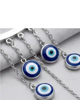 Collar de acero con cadena fina y dije central compuesto por una barra horizontal de la que cuelgan cinco dijes pequeños con el símbolo del ojo turco en azul, blanco y negro.