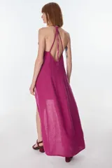 Top largo marrón con breteles finos ajustables y tajo frontal. Confeccionado en lino italiano.